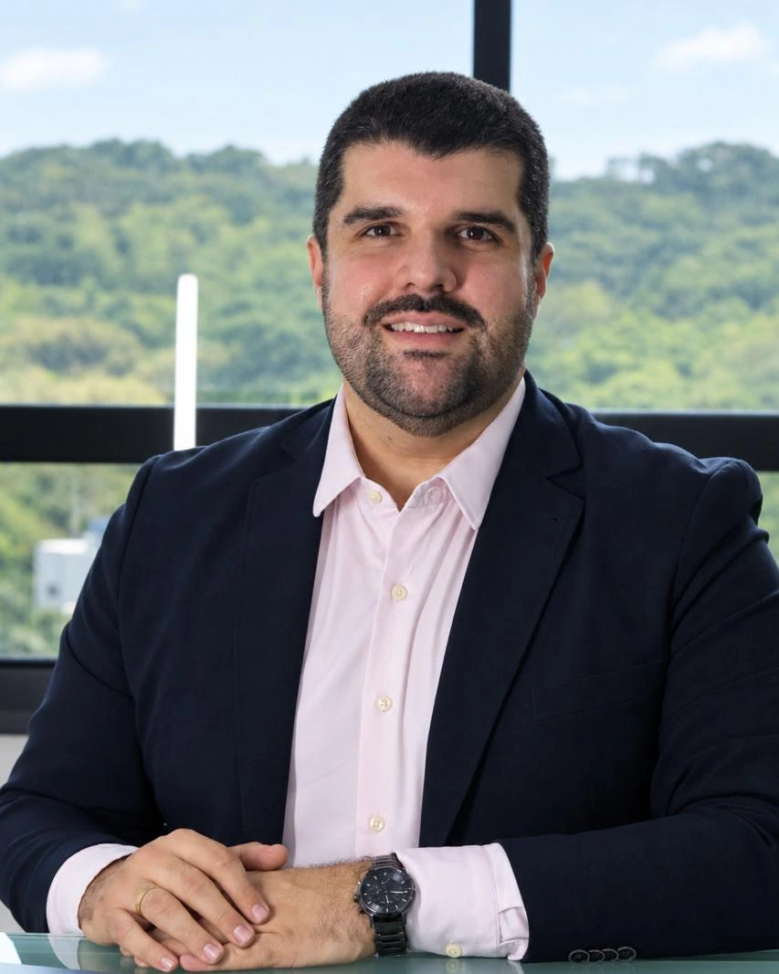 Dr. Emanoel Nascimento Santos, médico urologista, em retrato profissional.